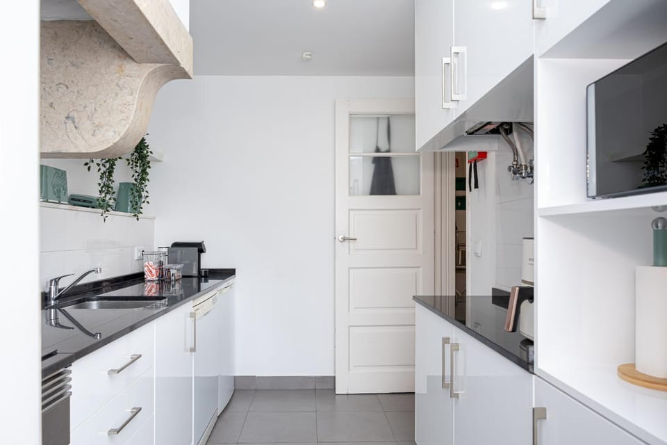 Kitchen or kitchenette, dishwasher, minibar, oven, stove