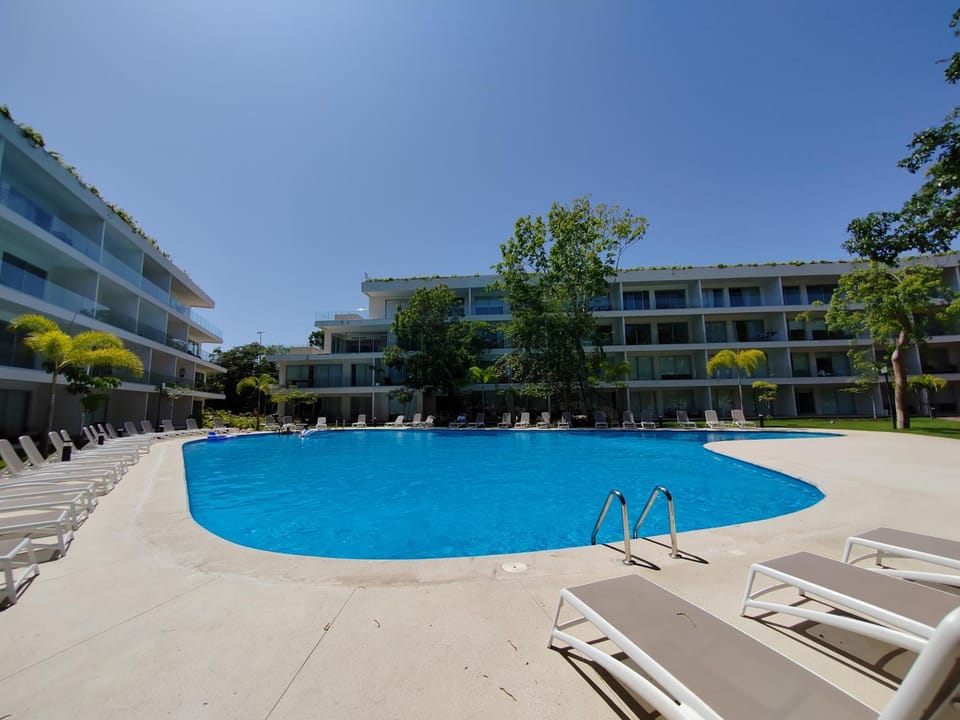 Day, Swimming pool