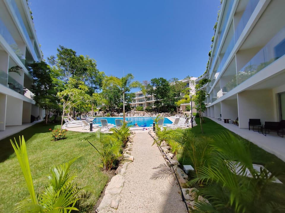 Day, Swimming pool