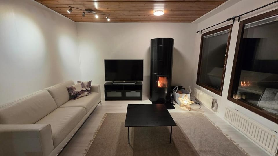 Communal lounge/ TV room, TV and multimedia, Living room, Seating area, Evening entertainment