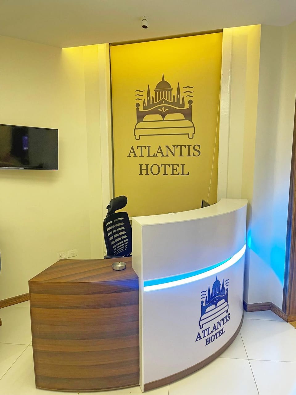 Communal lounge/ TV room, Property logo or sign, TV and multimedia, Evening entertainment, Logo/Certificate/Sign, Text overlay, Certificate/Award