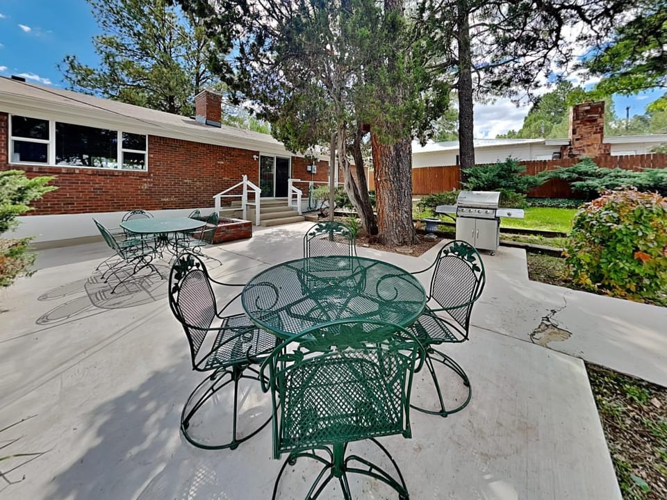 Property building, Patio, Day, BBQ facilities, Garden, Seating area