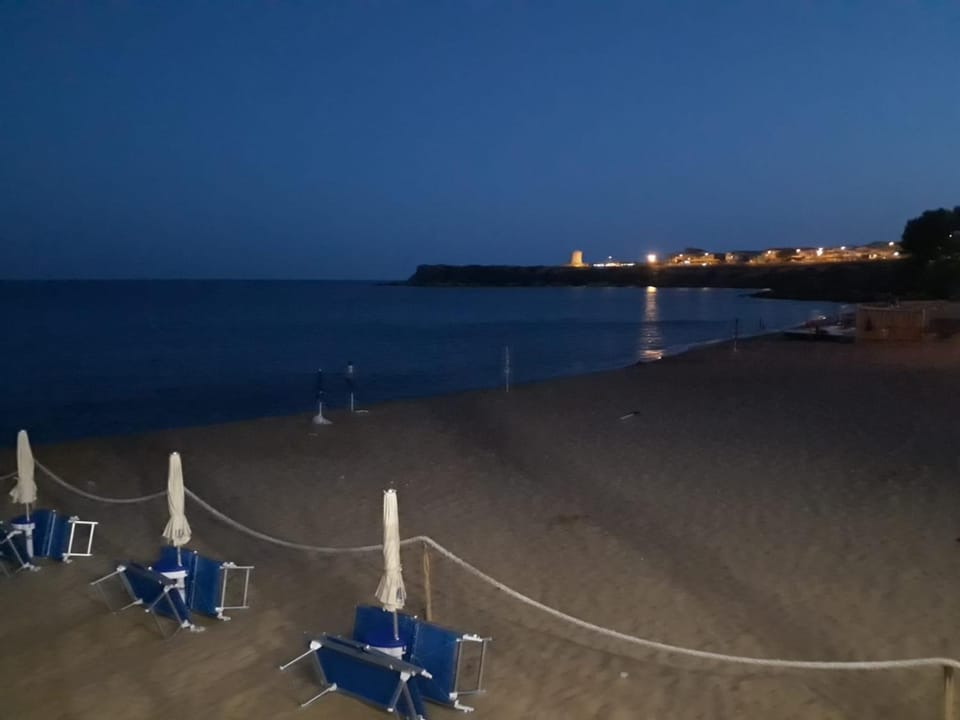 Restaurant/places to eat, Night, Summer, Beach