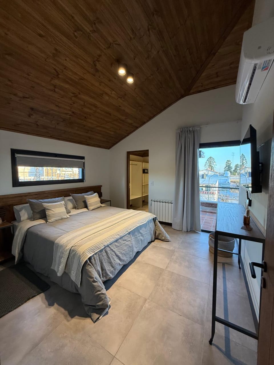 Bed, Photo of the whole room, Bedroom, air conditioner