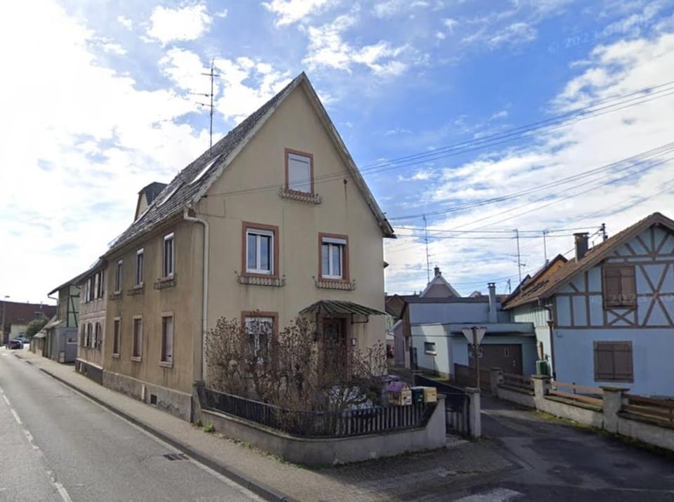 Property building, Day, Neighbourhood, Street view, Location
