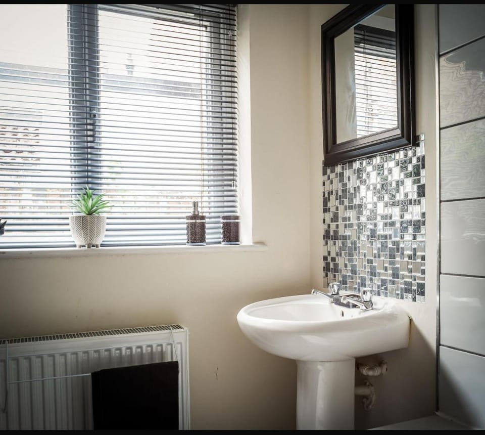 Rosell House 4 double bedrooms House in Hull
