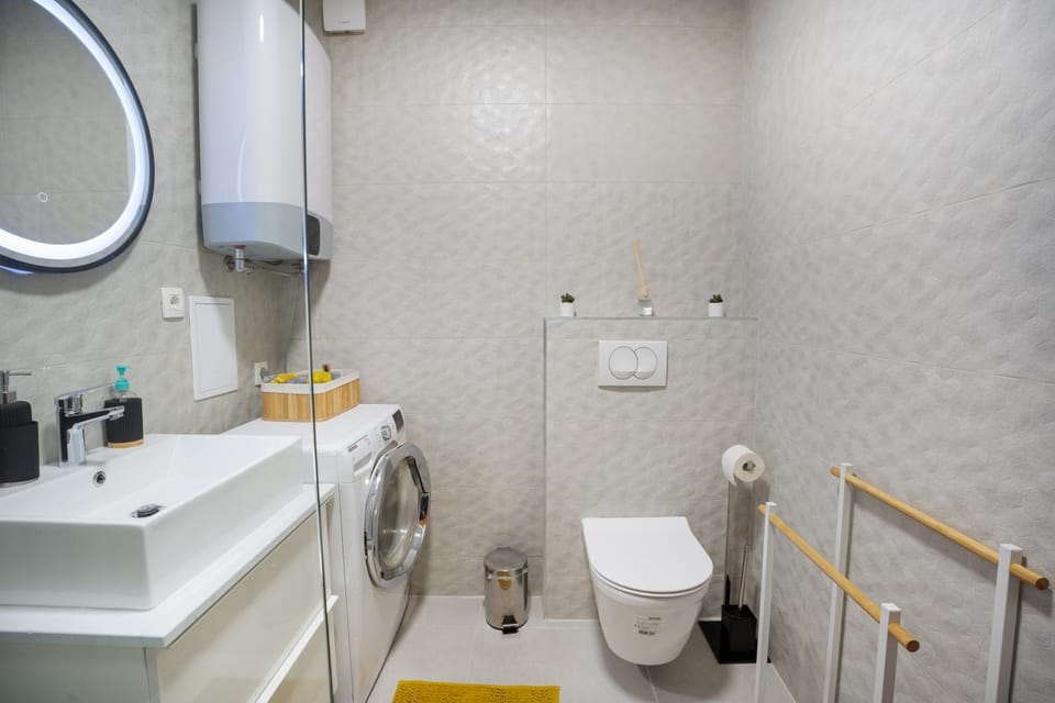 Shower, Toilet, Bathroom, towels, washing machine