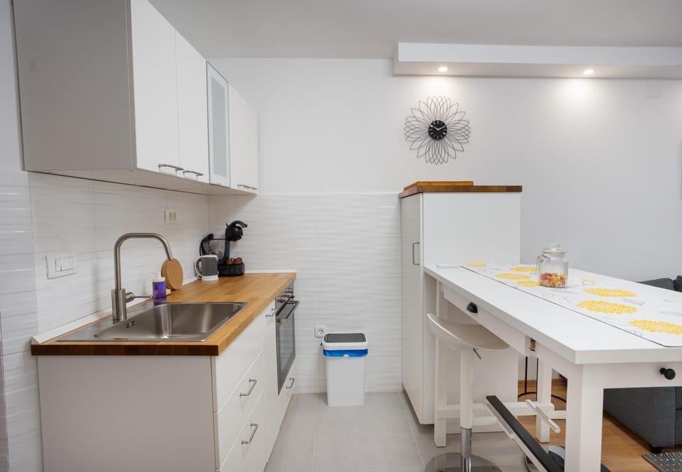 Coffee/tea facilities, Kitchen or kitchenette, oven, stove