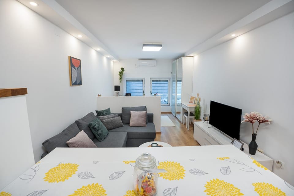 Communal lounge/ TV room, Bed, TV and multimedia, Living room, Photo of the whole room, Seating area