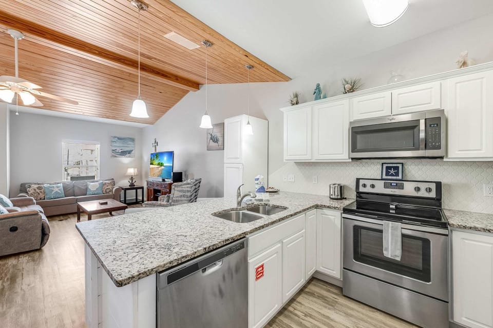 Cajun Shrimp Min to Beach Resort Pool & Slide Apartment in Port Aransas