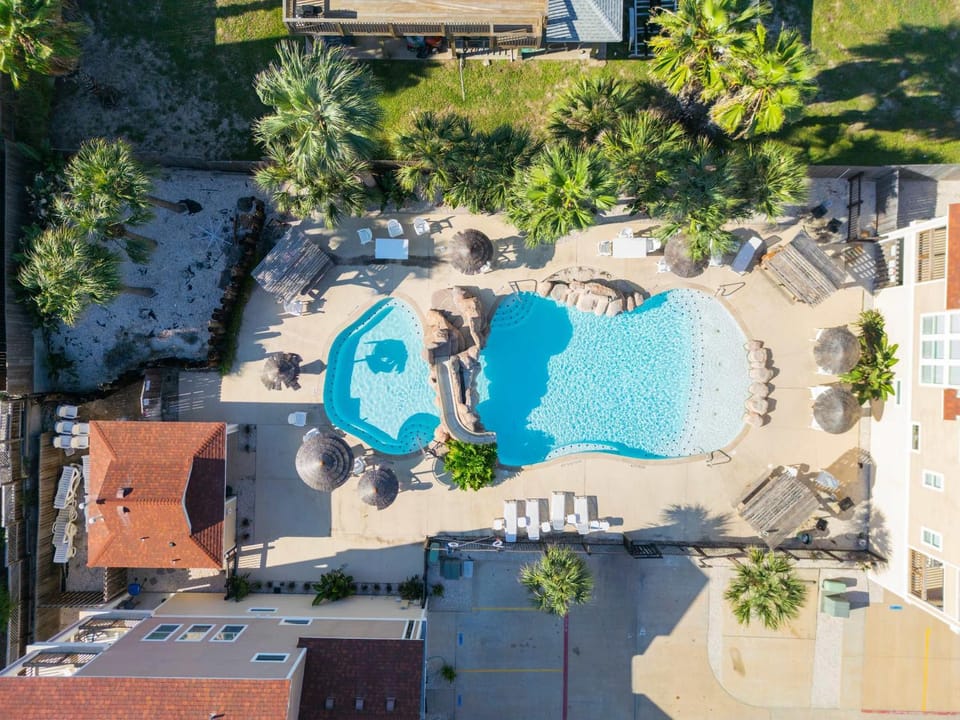Cajun Shrimp Min to Beach Resort Pool & Slide Apartment in Port Aransas