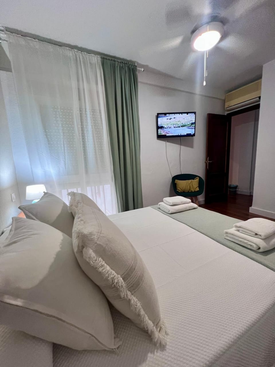 Bed, TV and multimedia, Photo of the whole room, Bedroom, towels
