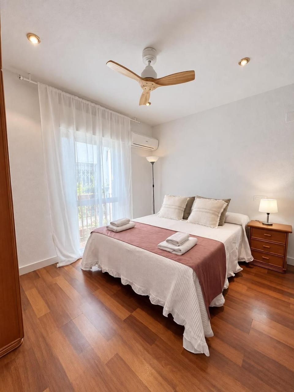 Bedroom, air conditioner, air conditioner