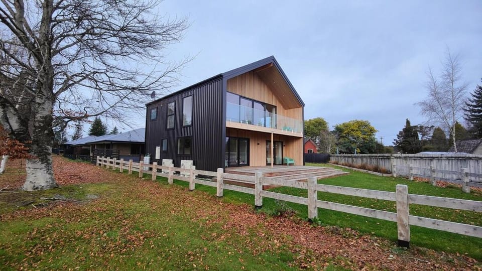Luxe on the Lake Front House in Te Anau