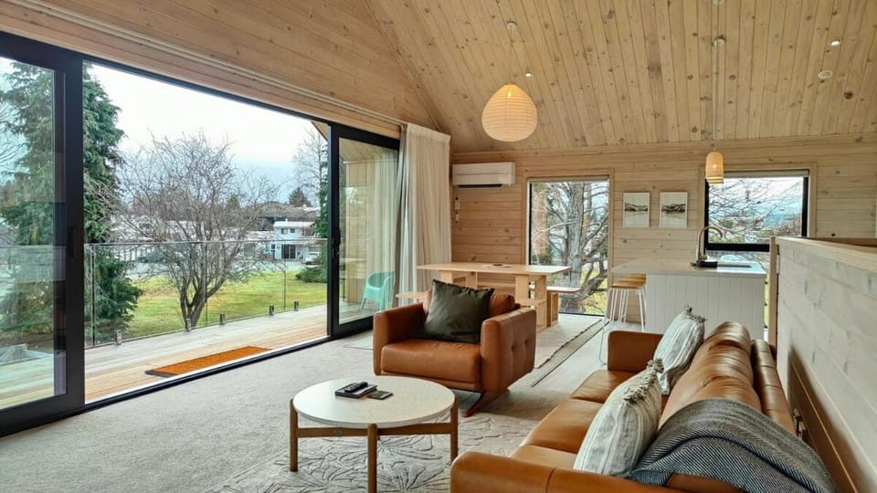 Luxe on the Lake Front House in Te Anau