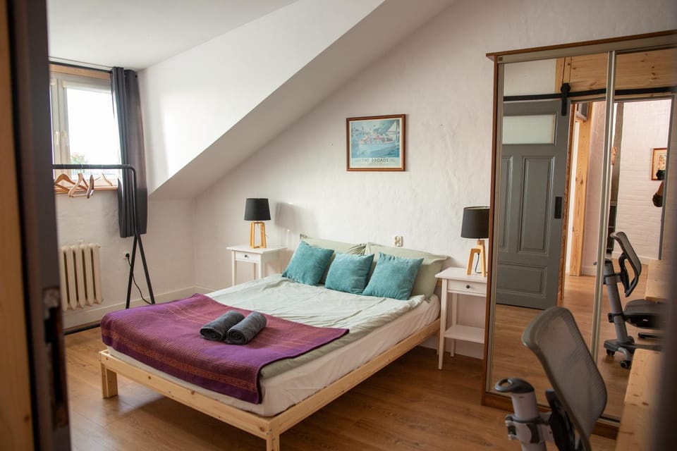 Bed, Photo of the whole room, Bedroom, towels