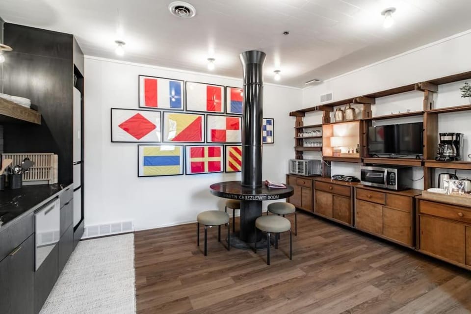 Riverfront Retreat - 2 Units - 3BR - Free Parking Apartment in Ohio City