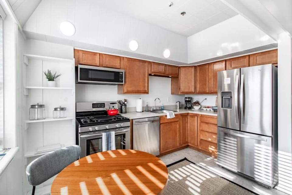 Riverfront Retreat - 2 Units - 3BR - Free Parking Apartment in Ohio City