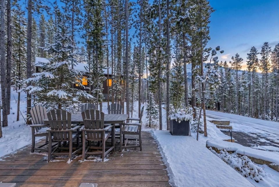 Ulerys Lake Cabin Hot Tub & Mountain Views Cabin in Big Sky