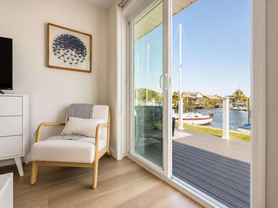 Waterfront-Family & Pet Friendly for 6 House in Apollo Beach