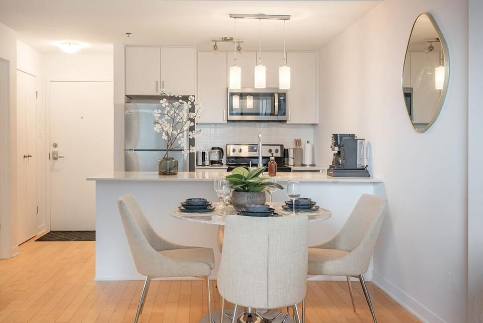 Coffee/tea facilities, Kitchen or kitchenette, Dining area, stove