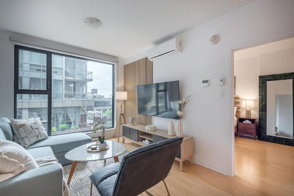 Bed, TV and multimedia, Living room, Photo of the whole room, Seating area, Dining area, Evening entertainment, Bedroom, air conditioner