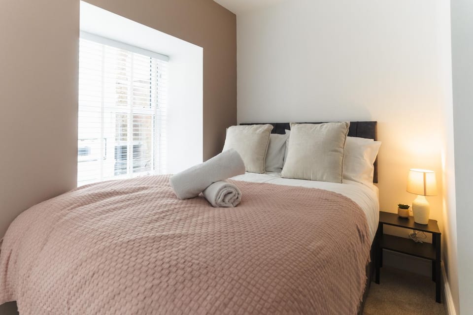 Photo of the whole room, Bedroom, towels