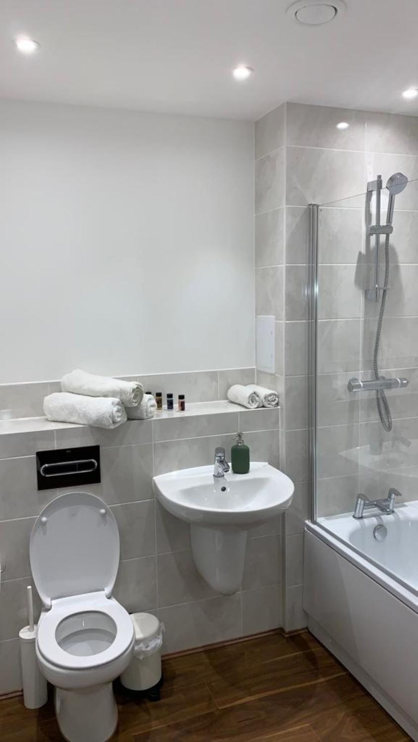 Shower, Toilet, Bathroom, towels