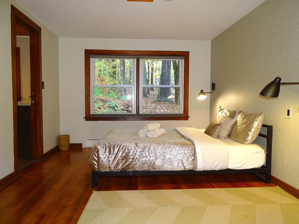 Beautiful Guest Cabin on Quiet Estate Cabin in Northborough