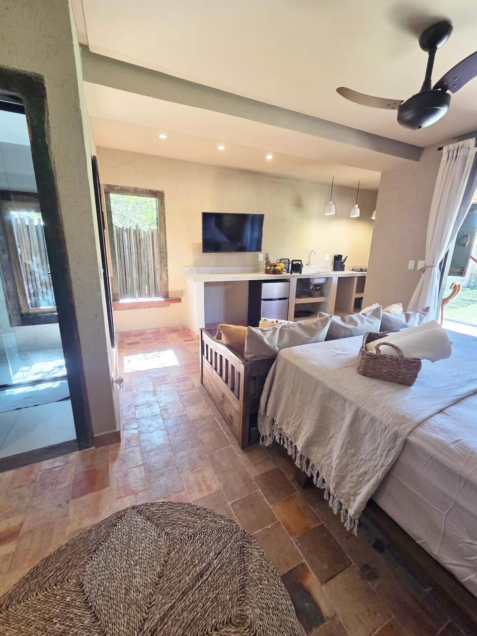 TV and multimedia, Kitchen or kitchenette, Photo of the whole room, Dining area