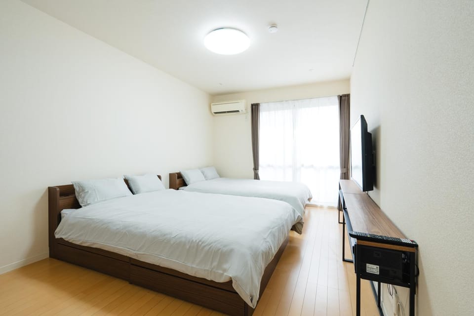 Bed, TV and multimedia, Bedroom