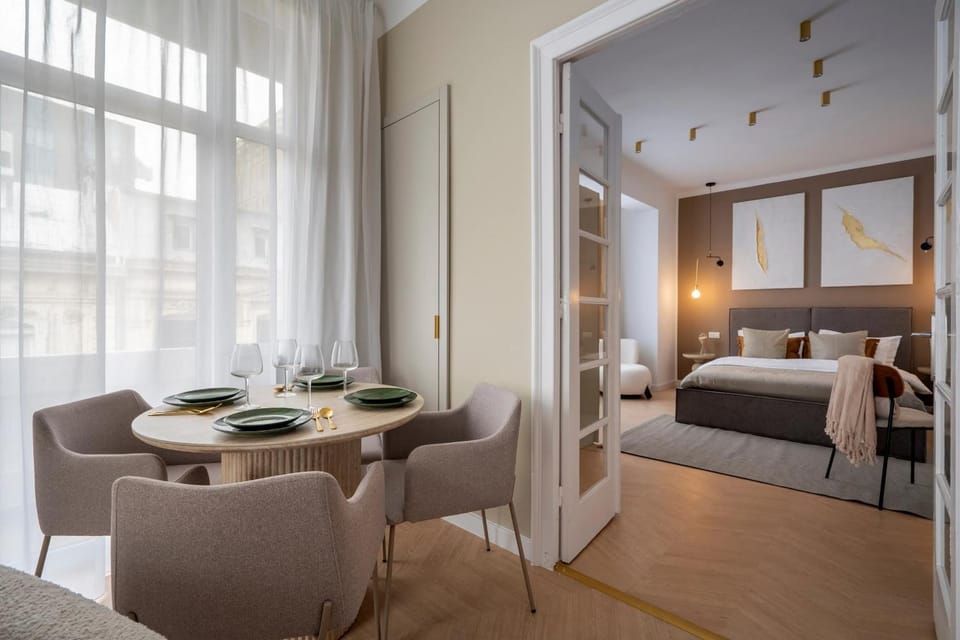 Bed, Living room, Photo of the whole room, Seating area, Dining area, Bedroom