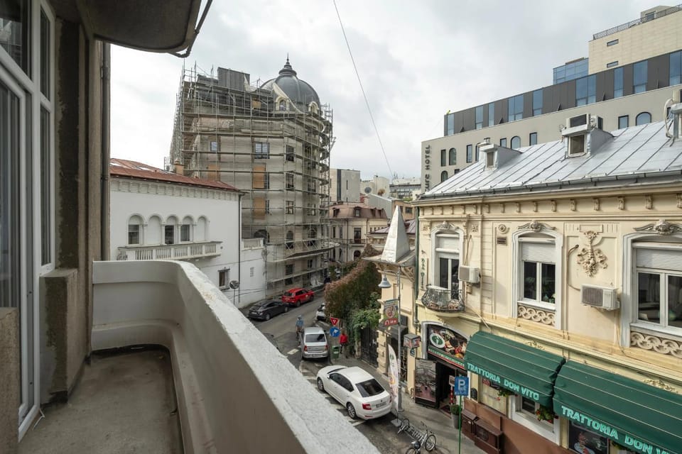 Property building, Day, Neighbourhood, City view, Location