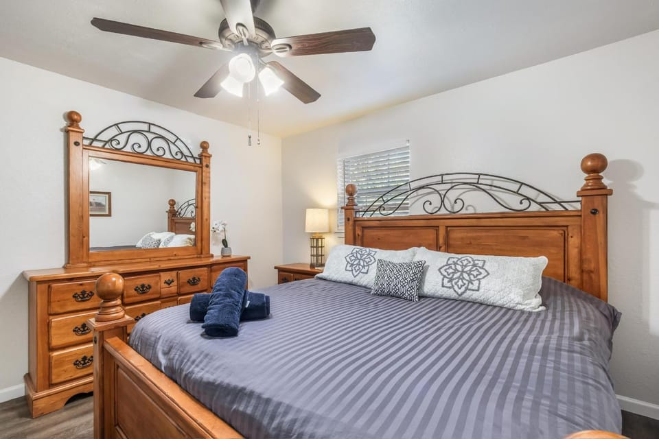 Bed, Photo of the whole room, Bedroom