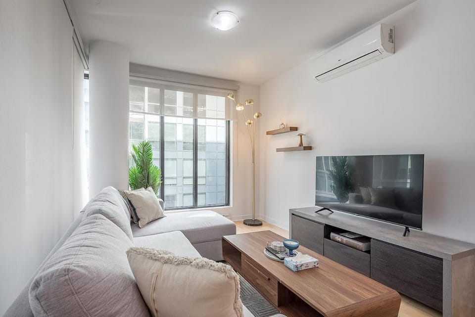 TV and multimedia, Living room, Seating area, Evening entertainment, air conditioner
