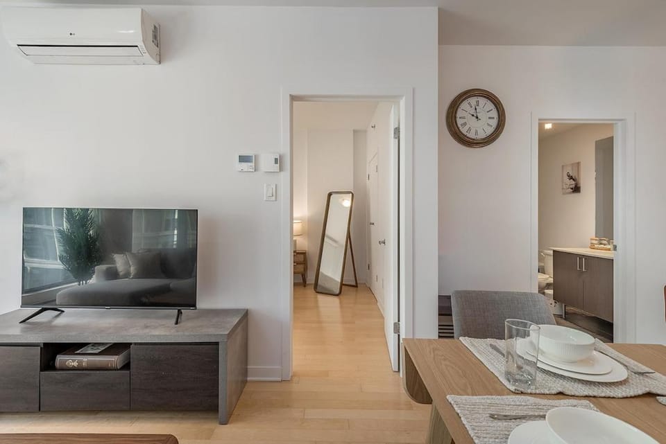 TV and multimedia, Seating area, air conditioner