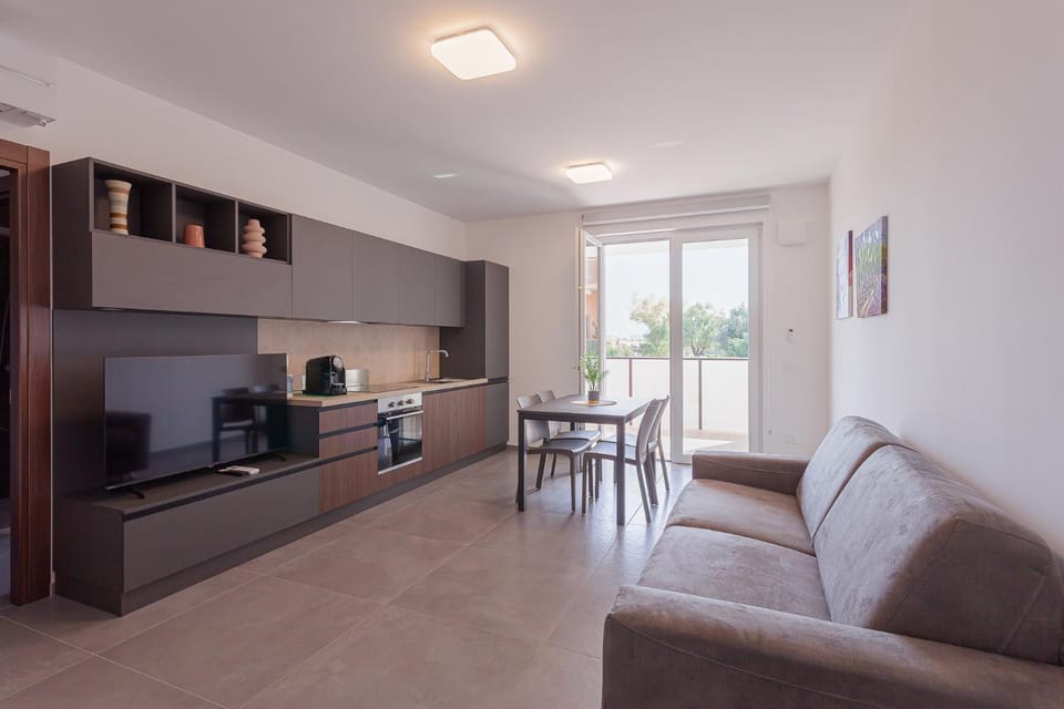 Coffee/tea facilities, Kitchen or kitchenette, Living room, Seating area, Dining area, oven, stove