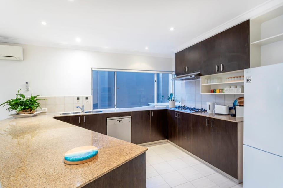 Kitchen or kitchenette, dishwasher, stove