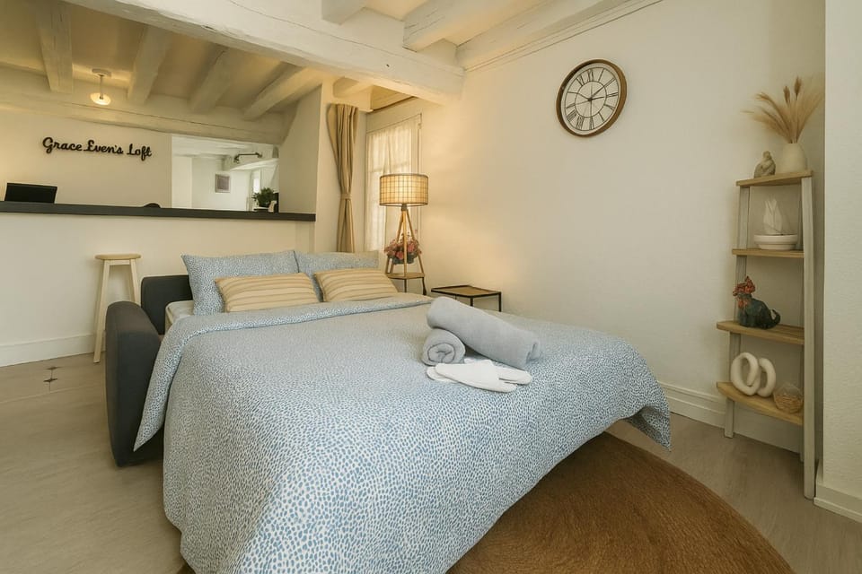 Bed, Living room