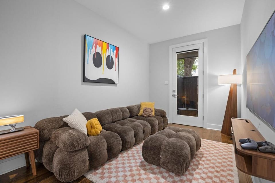 Spacious Sleek Modern Art Deco Gem in Downtown HTX Villa in Houston