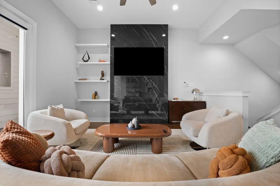 Spacious Sleek Modern Art Deco Gem in Downtown HTX Villa in Houston