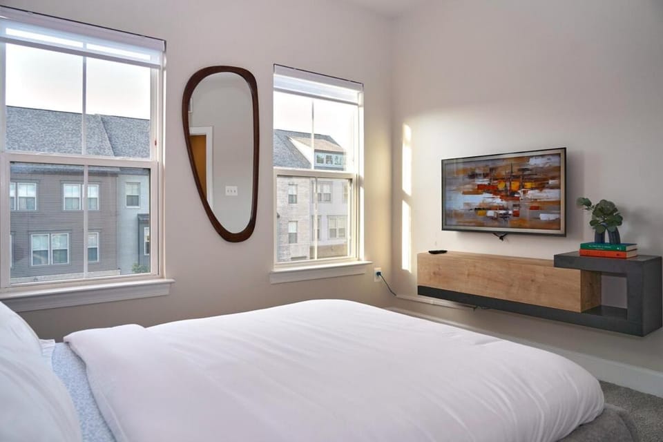 Modern Chic Gateway near DC & Fedex field Villa in Largo