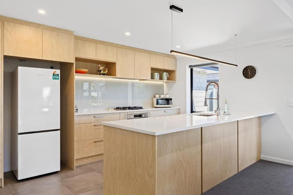 Coffee/tea facilities, Kitchen or kitchenette, dishwasher, oven, stove, toaster