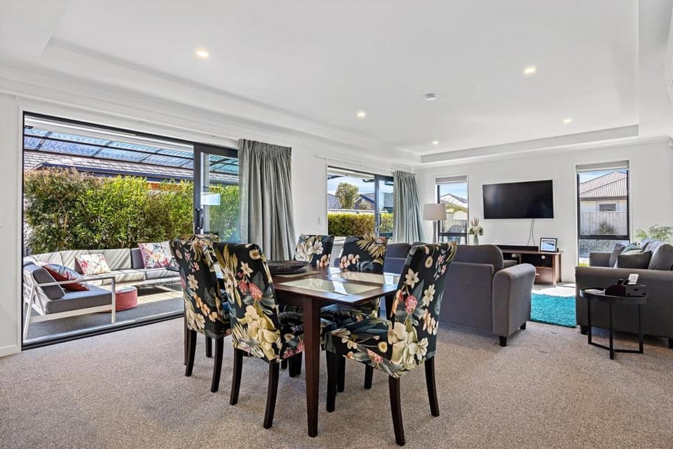 TV and multimedia, Living room, Seating area, Dining area, Evening entertainment