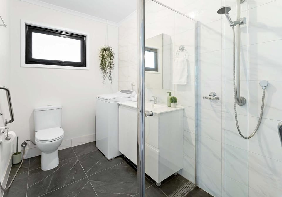 Shower, Toilet, Bathroom, towels, washing machine