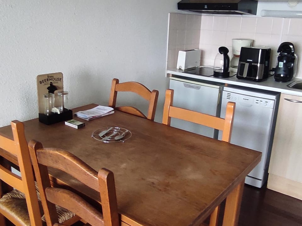 Appartement cosy avec piscine privée et parking à Super-Besse - FR-1-814-163 Apartment in Besse-et-Saint-Anastaise