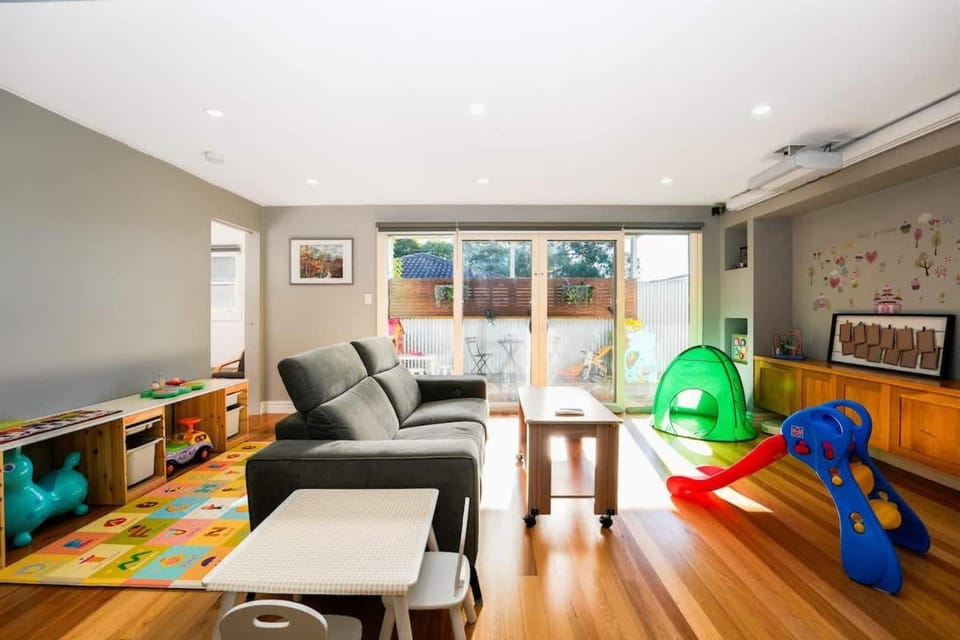Family-Friendly 2BR Home Near Eastland n BBQ & Toys House in Melbourne