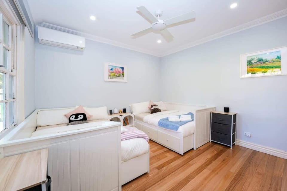 Family-Friendly 2BR Home Near Eastland n BBQ & Toys House in Melbourne