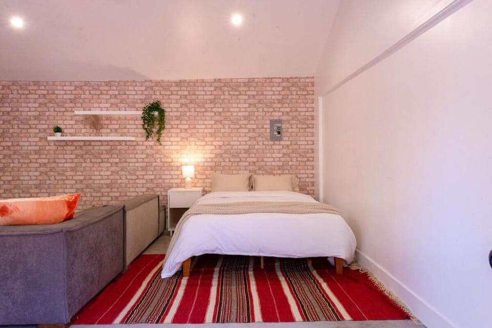 Modern Private Guesthouse with Parking, Yard, and Washer Dryer House in Inglewood