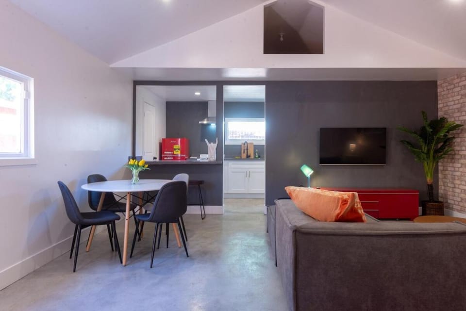 Modern Private Guesthouse with Parking, Yard, and Washer Dryer House in Inglewood
